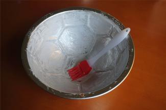 球形模具刷上一层烤盘油。