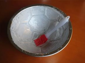 球形模具刷上一层烤盘油。