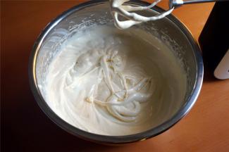 搅拌完，面糊是轻盈蓬松的状态，蛋糕糊能画出纹路，且短时间内不消失。