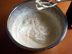 搅拌完，面糊是轻盈蓬松的状态，蛋糕糊能画出纹路，且短时间内不消失。