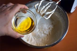 然后加入20克橄榄油，再搅拌2分钟至面糊光滑。