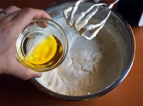 然后加入20克橄榄油，再搅拌2分钟至面糊光滑。