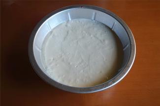 将蛋糕糊倒入模具，震荡出气泡。