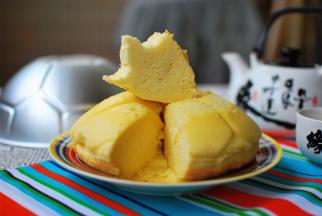 蒸出来的蛋糕口感细腻湿润，味道香甜，松软好吃。