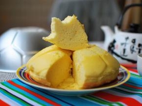 蒸出来的蛋糕口感细腻湿润，味道香甜，松软好吃。