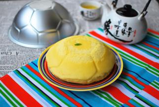 结束后，焖5分钟再开门取出蛋糕，倒扣脱模。