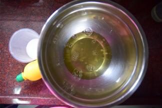 分离蛋白蛋黄。往蛋白中加入1克柠檬汁，分3次加入45克细砂糖，打发。