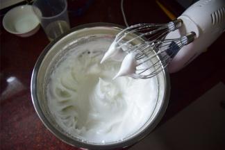 做蛋糕卷，蛋白不要打得太硬，否则容易开裂。