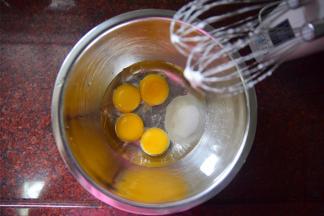 将蛋黄，水，玉米油，20克细砂糖放入同一深盆中，搅拌均匀。