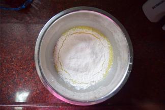 然后筛入低筋粉，低速不规则搅拌均匀。