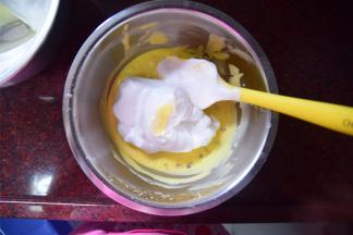 将蛋白糊和蛋黄糊切拌混合均匀。