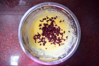 加入切碎了的蔓越莓干，拌均匀。