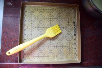 28厘米*28厘米的方形烤盘，放上硅胶垫或油纸，刷上一层玉米油。