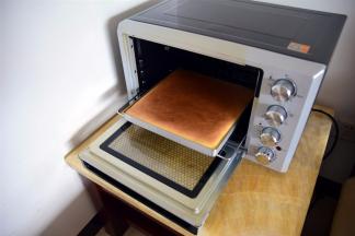 放入预热好的烤箱中层的烤架上，180度上下火18分钟左右。