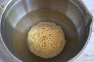 银耳用冷水泡发30分钟。