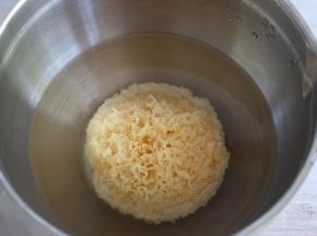 银耳用冷水泡发30分钟。