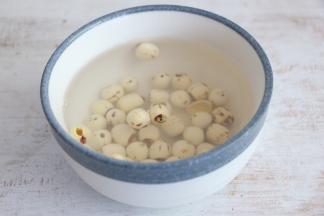 莲子提前用水泡发3个小时。