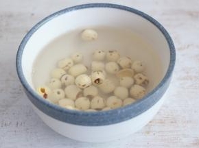莲子提前用水泡发3个小时。