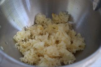 银耳去掉底部，撕成小朵。