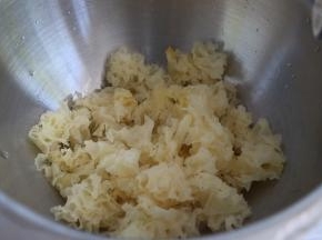 银耳去掉底部，撕成小朵。