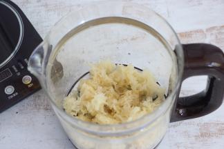 将银耳放入养生壶中。