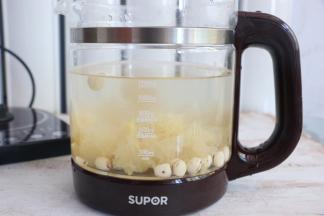 加入适量水，注意不要超过养生壶的最大水位线。