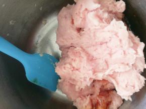 把洗干净的肉用绞肉机绞成泥，我用的是料理机的绞肉模式，也可以用刀剁。