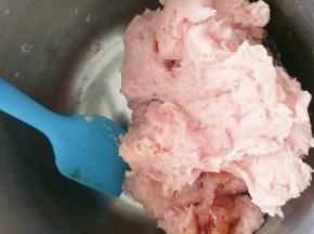 把洗干净的肉用绞肉机绞成泥，我用的是料理机的绞肉模式，也可以用刀剁。