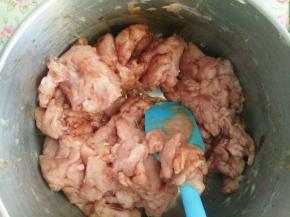 把生抽耗油等除蜂蜜和水芝麻以外的调料放入肉中调味道。