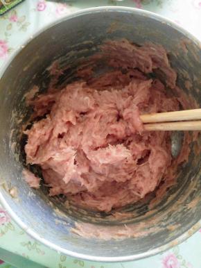 用筷子同一个方向来回搅拌。