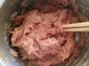 用筷子同一个方向来回搅拌。