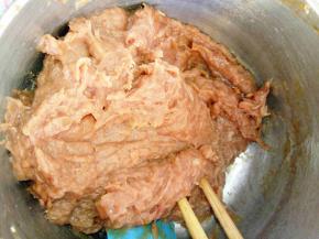 调好的肉馅放一旁静置半个小时待入味。