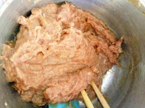 调好的肉馅放一旁静置半个小时待入味。