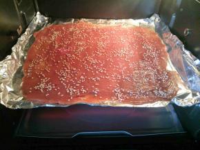 在上面刷一下用水稀释后的蜂蜜水撒一些芝麻，放入烤箱烤制10分钟左右拿出来翻面，刷一层蜂蜜撒芝麻再烤制大概10分钟。就可以出炉了