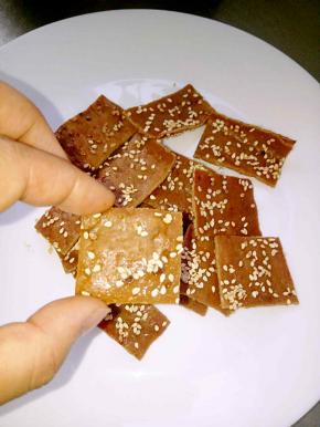 出炉晾凉后可以剪成适当的小块放入保鲜盒中保存。