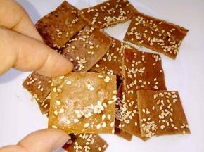 出炉晾凉后可以剪成适当的小块放入保鲜盒中保存。