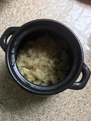 干银耳用水泡发，撕成小朵，放入煲内