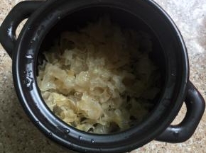 干银耳用水泡发，撕成小朵，放入煲内