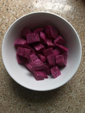 紫薯去皮洗净切块