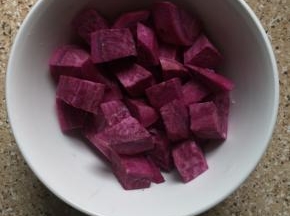 紫薯去皮洗净切块