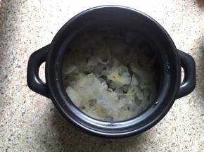 放入4碗水（平时吃饭用的饭碗），大火煮开，转小火煲一小时