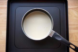 将全脂牛奶、淡奶油、炼奶、细砂糖全部倒入奶锅，小火加热并搅拌均匀。