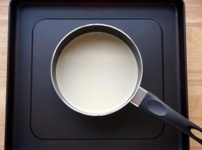 将全脂牛奶、淡奶油、炼奶、细砂糖全部倒入奶锅，小火加热并搅拌均匀。