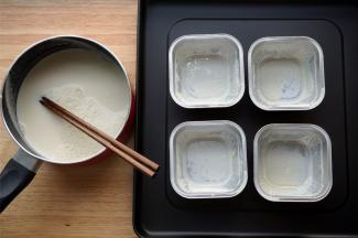 结好奶皮以后，把碗里的奶倒回奶锅（用筷子挡住奶皮再倒），将奶皮留在碗里。（倒的时候，不要把奶全都倒完，留一点点在碗底。这样奶皮不会粘在碗底而是能浮起来。）