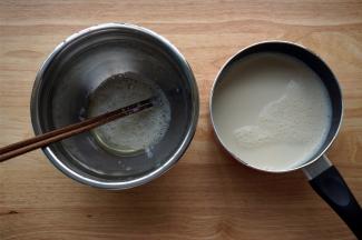 蛋清用筷子充分打散。然后把奶倒进去，搅拌均匀。