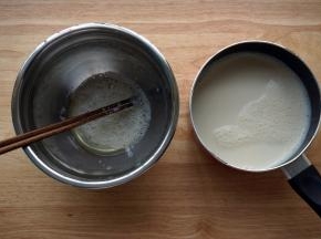 蛋清用筷子充分打散。然后把奶倒进去，搅拌均匀。