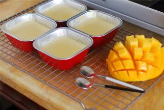 放入150度上下火预热了10分钟的烤箱中层烘焙60分钟。出炉后，掀开锡纸，让双皮奶自然冷却，表面形成第二层奶皮。