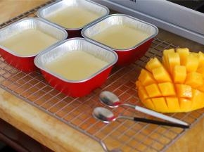 放入150度上下火预热了10分钟的烤箱中层烘焙60分钟。出炉后，掀开锡纸，让双皮奶自然冷却，表面形成第二层奶皮。