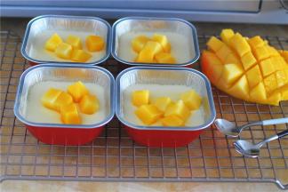 品尝前，随自己的喜好放入水果，我放的是芒果粒。冷藏后再食用，风味不一样。夏天我喜欢吃冷藏过的双皮奶，冬天就吃温热的！