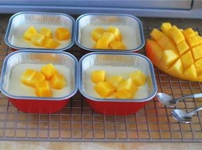 品尝前，随自己的喜好放入水果，我放的是芒果粒。冷藏后再食用，风味不一样。夏天我喜欢吃冷藏过的双皮奶，冬天就吃温热的！